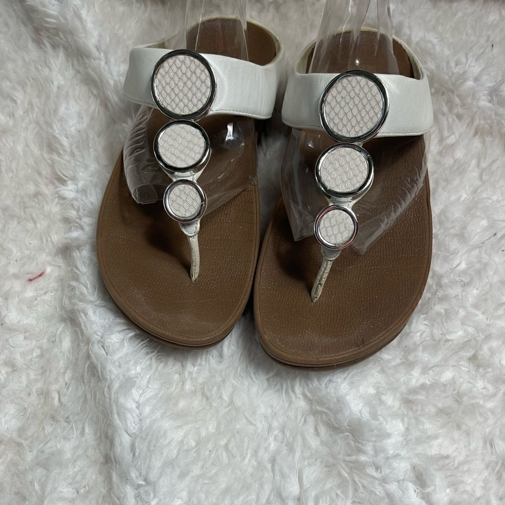 Fitflop white Halo post toe silver metallic trim size 7